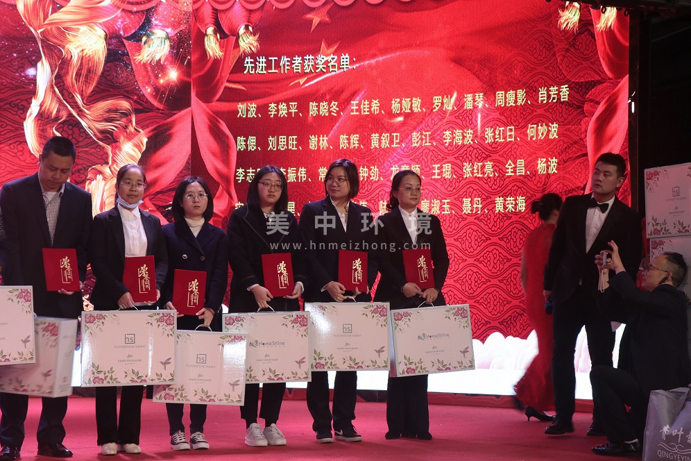 王佳希、楊亞敏、羅燦、潘琴先進工作者.JPG